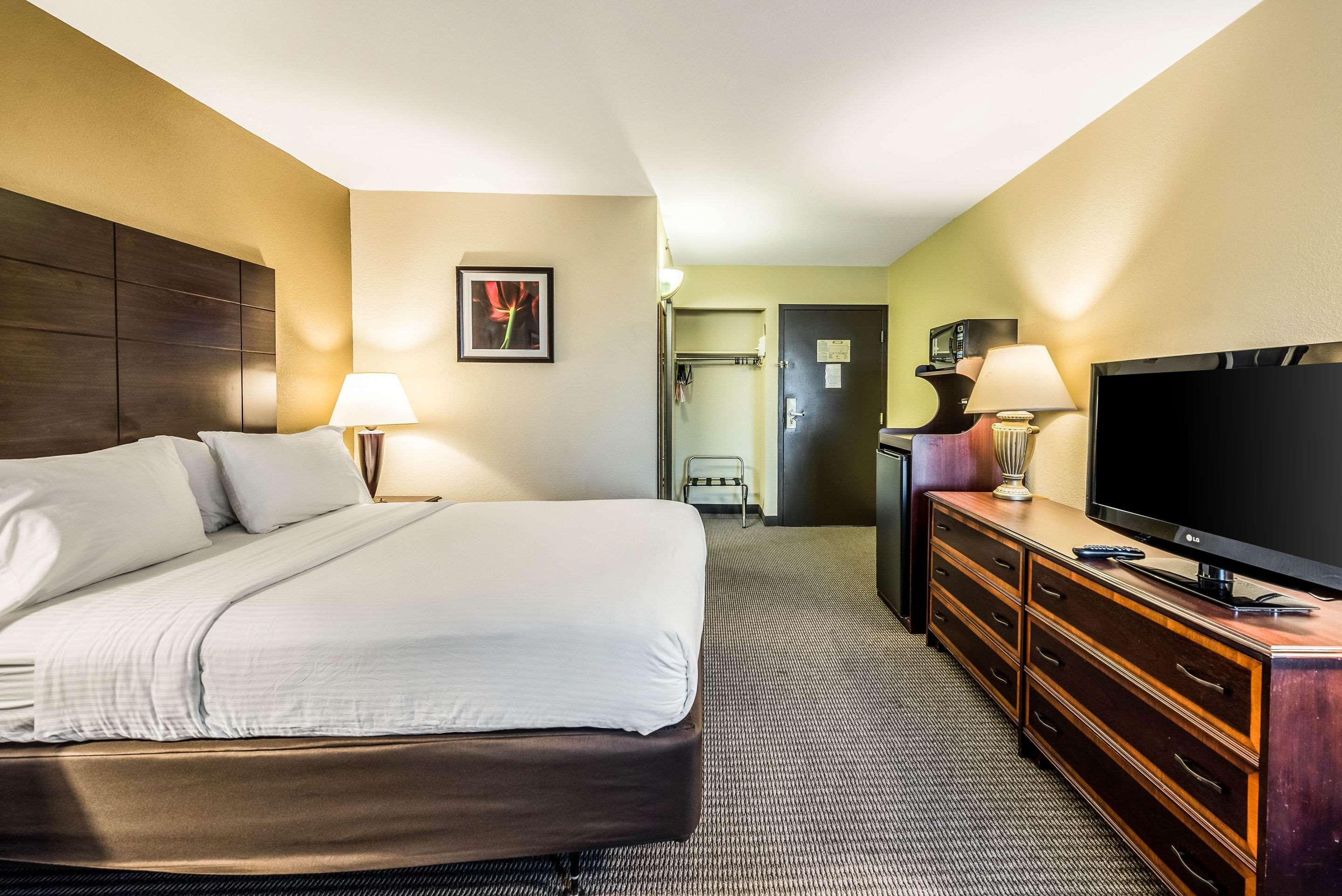 Clarion Hotel Cincinnati North Sharonville Exterior photo