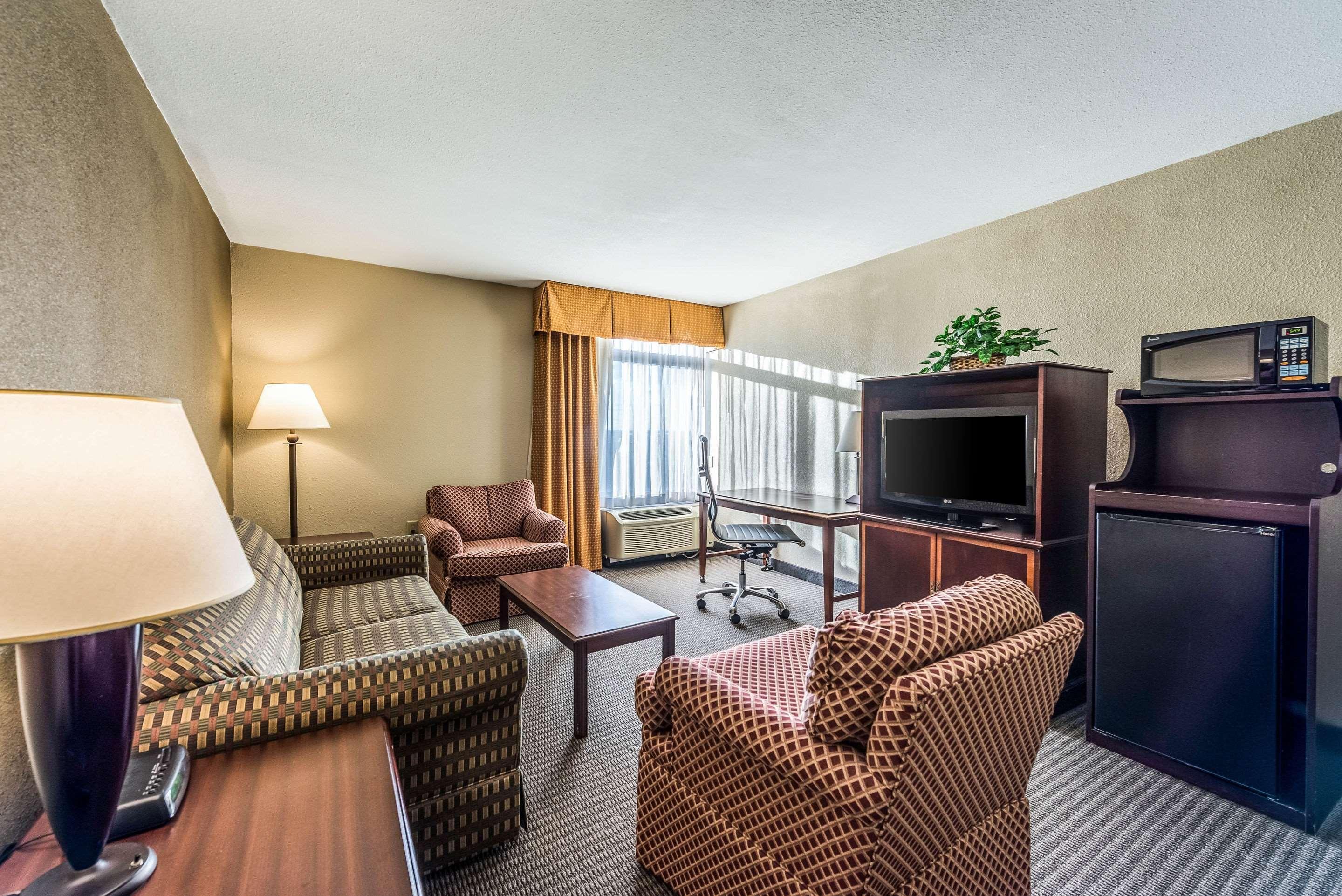 Clarion Hotel Cincinnati North Sharonville Exterior photo