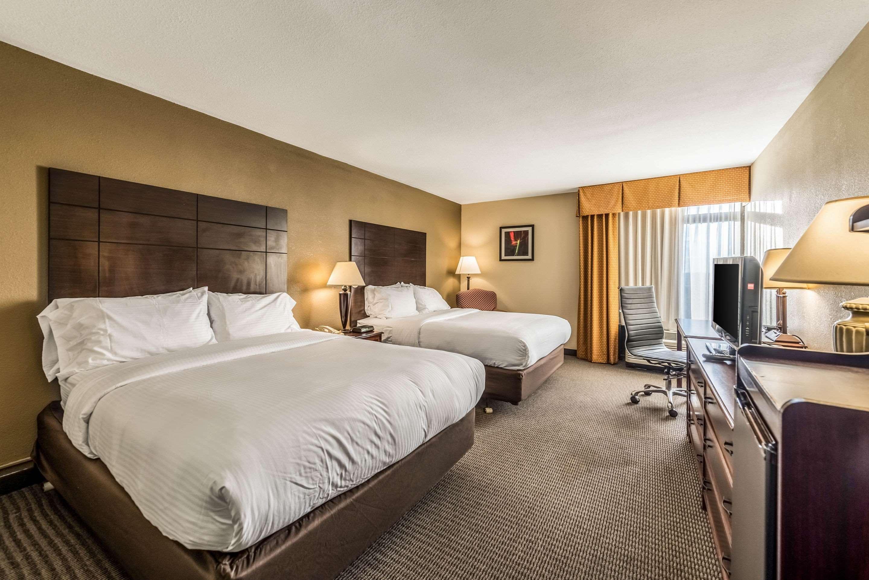 Clarion Hotel Cincinnati North Sharonville Exterior photo