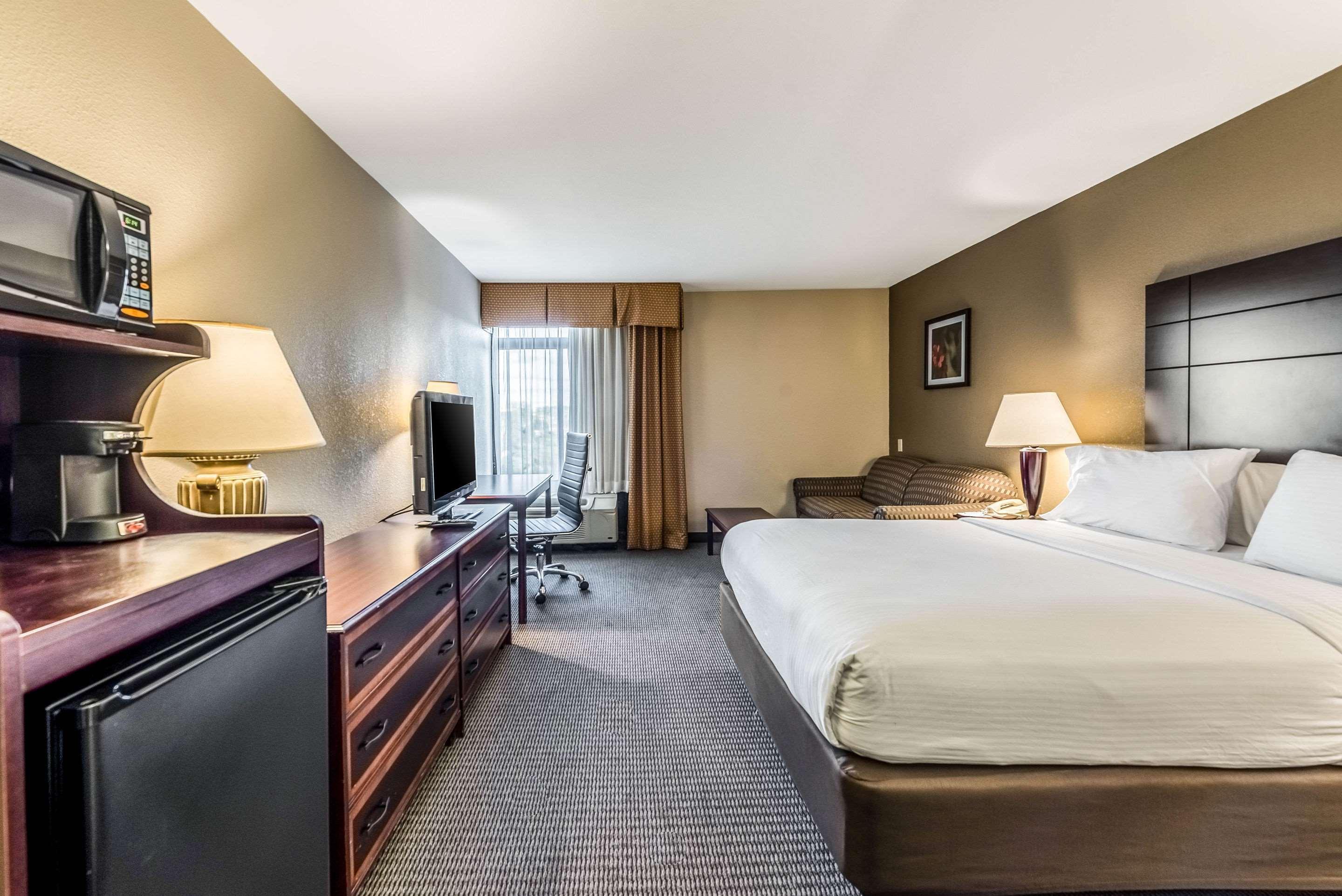 Clarion Hotel Cincinnati North Sharonville Exterior photo