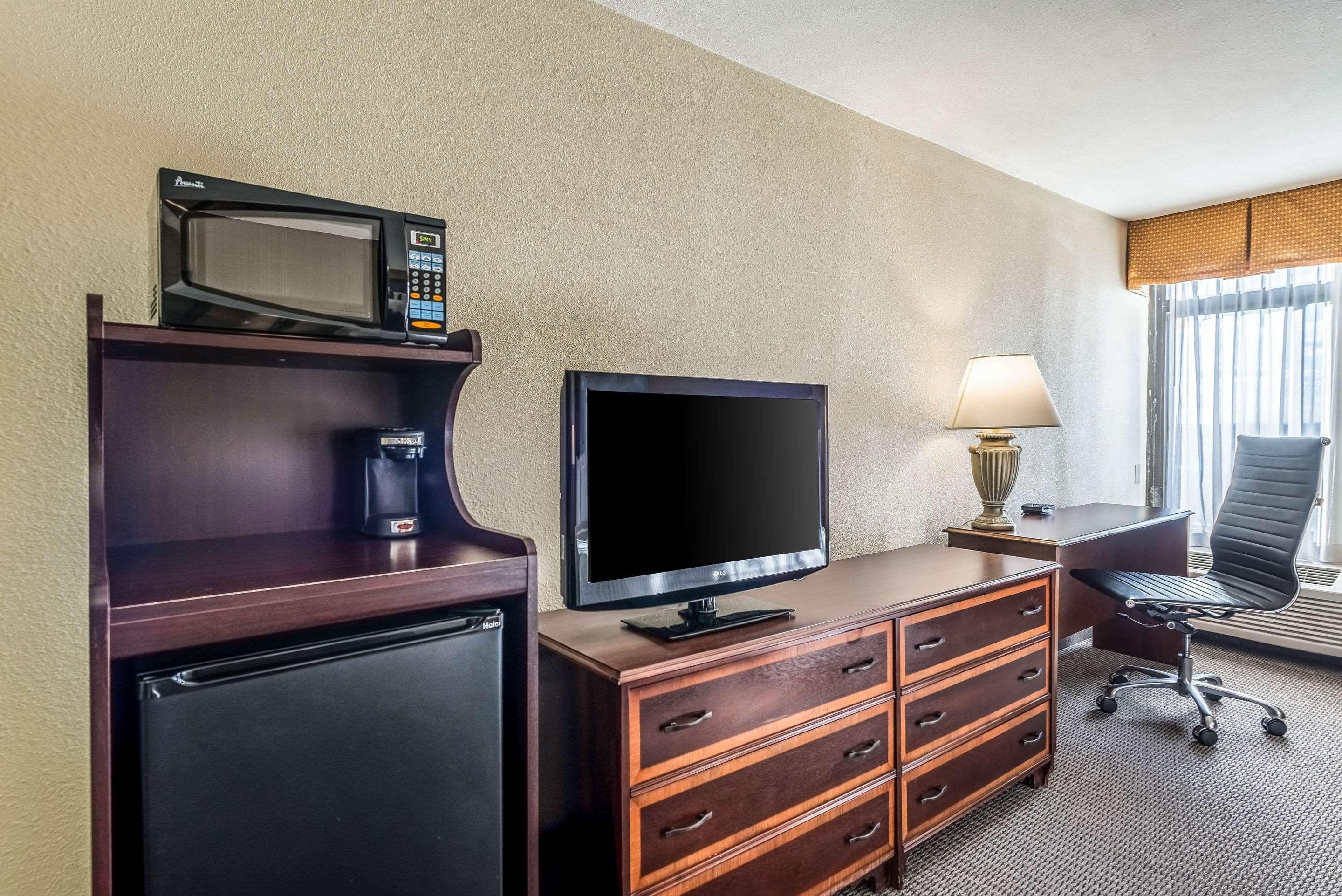 Clarion Hotel Cincinnati North Sharonville Exterior photo