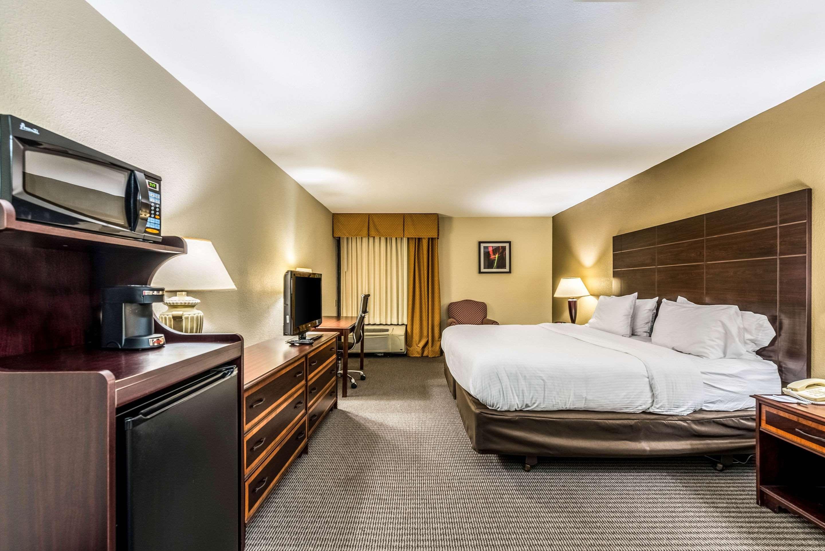 Clarion Hotel Cincinnati North Sharonville Exterior photo