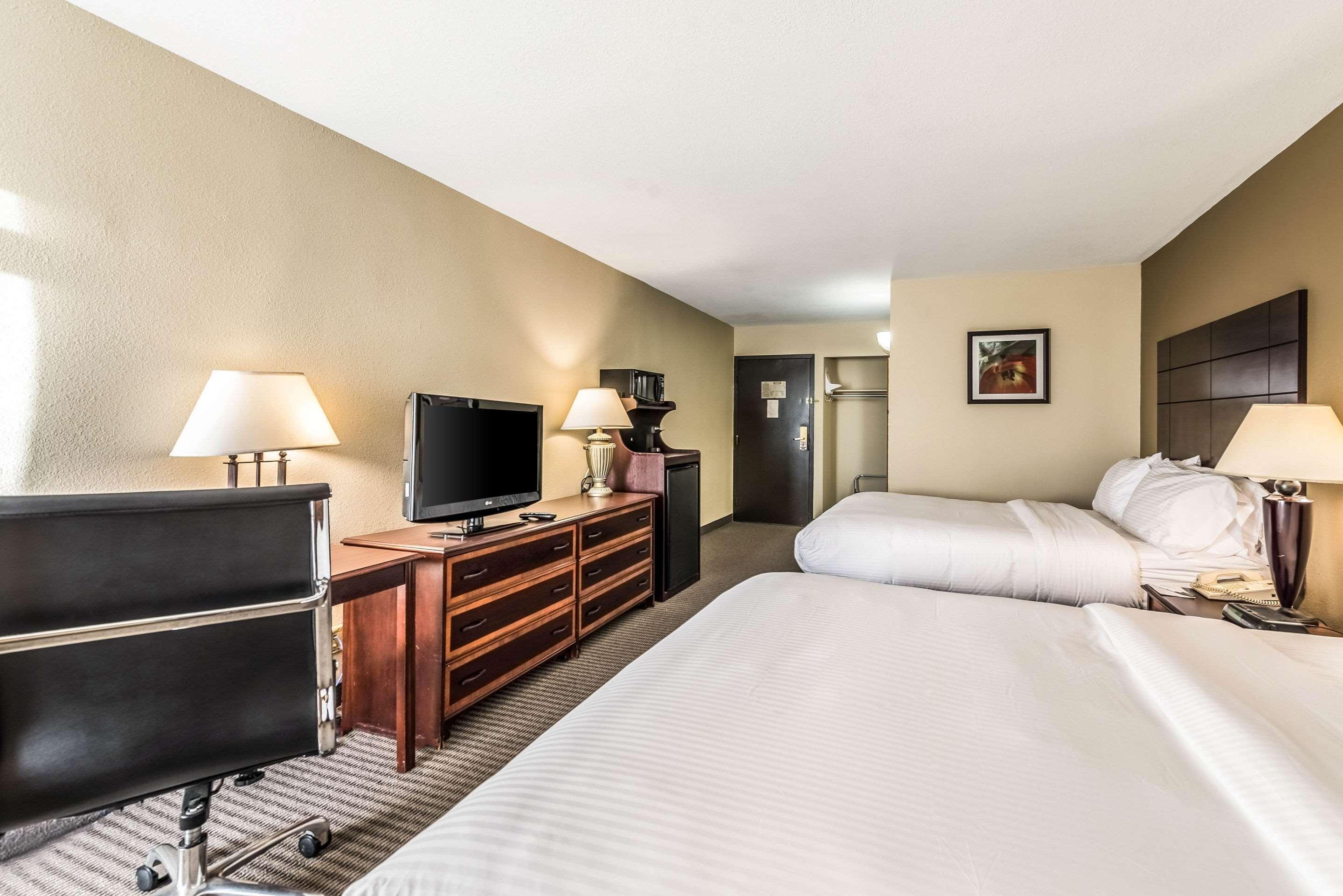 Clarion Hotel Cincinnati North Sharonville Exterior photo