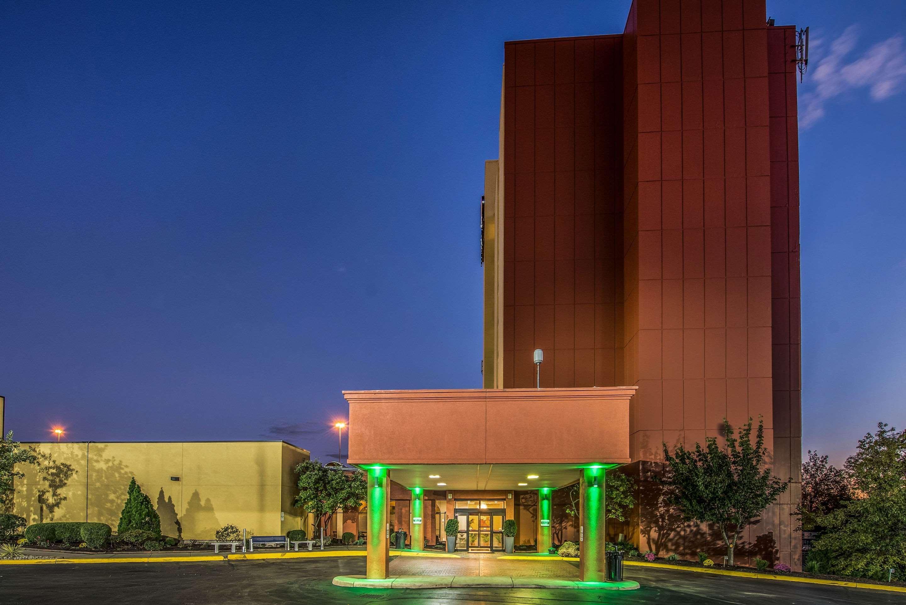 Clarion Hotel Cincinnati North Sharonville Exterior photo